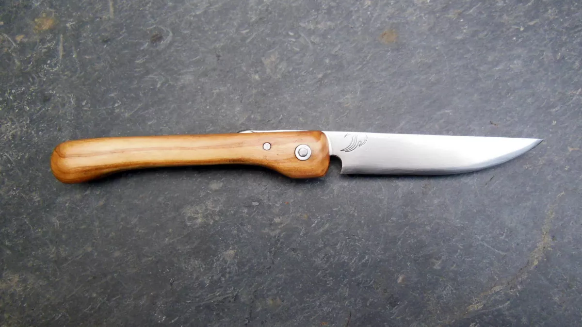 Image de présentation du la création Couteau pliant en OLIVIER - Système "2 clous"