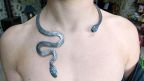 Collier double serpent porté par un modèle