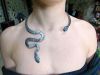 Collier double serpent porté par un modèle